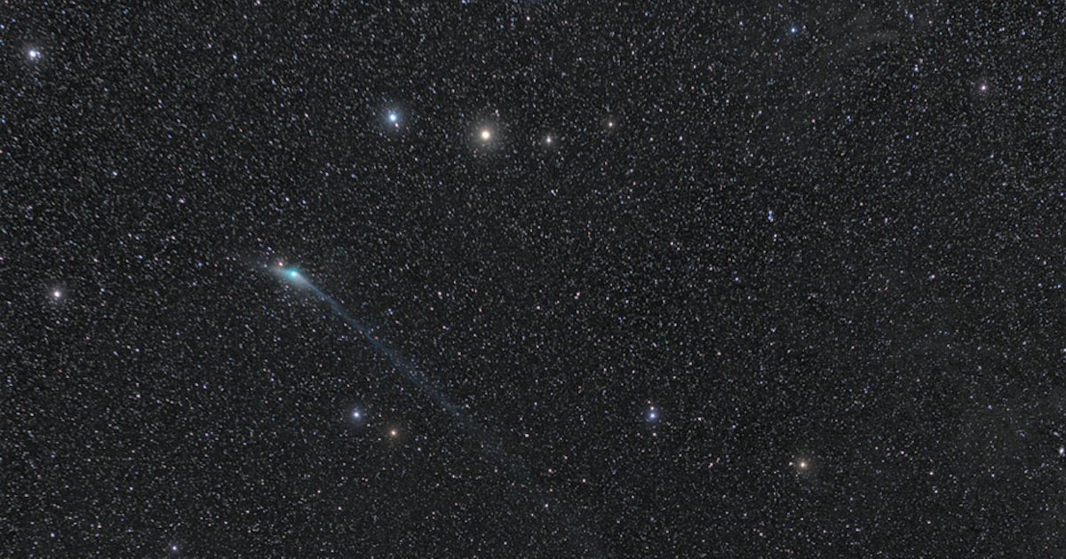 Look! Eerie Green Comet Poses With Big Dipper and Little Dipper 