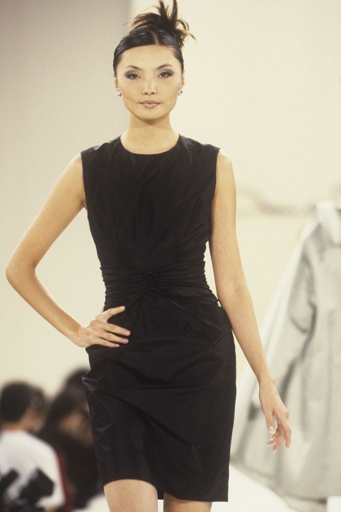 A very &rsquo;90s NYFW piece-y updo on the Oscar de la Renta runway in 1996.