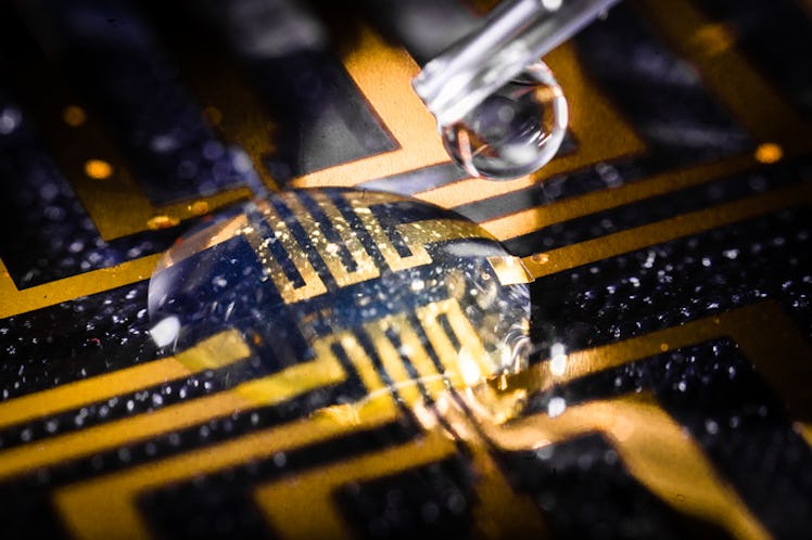 An image of the injectable gel being tested on a microfabricated circuit.