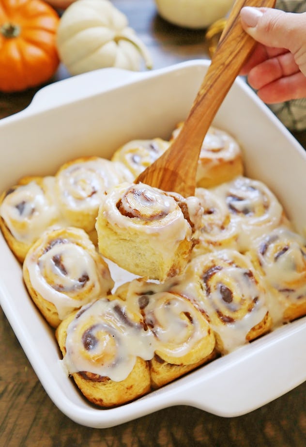 5-ingredient pumpkin cinnamon rolls