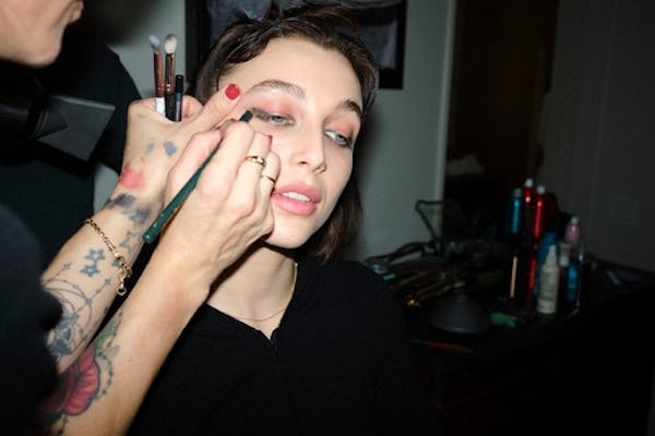 Emma Chamberlain at the 2023 Vanity Fair Oscar Party with emerald green eyeshadow and micro bangs.