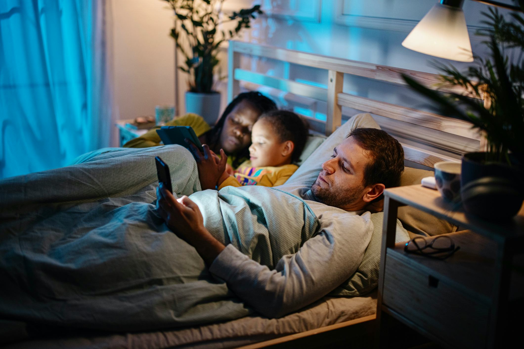 Kids sleeping in parents cheap bed