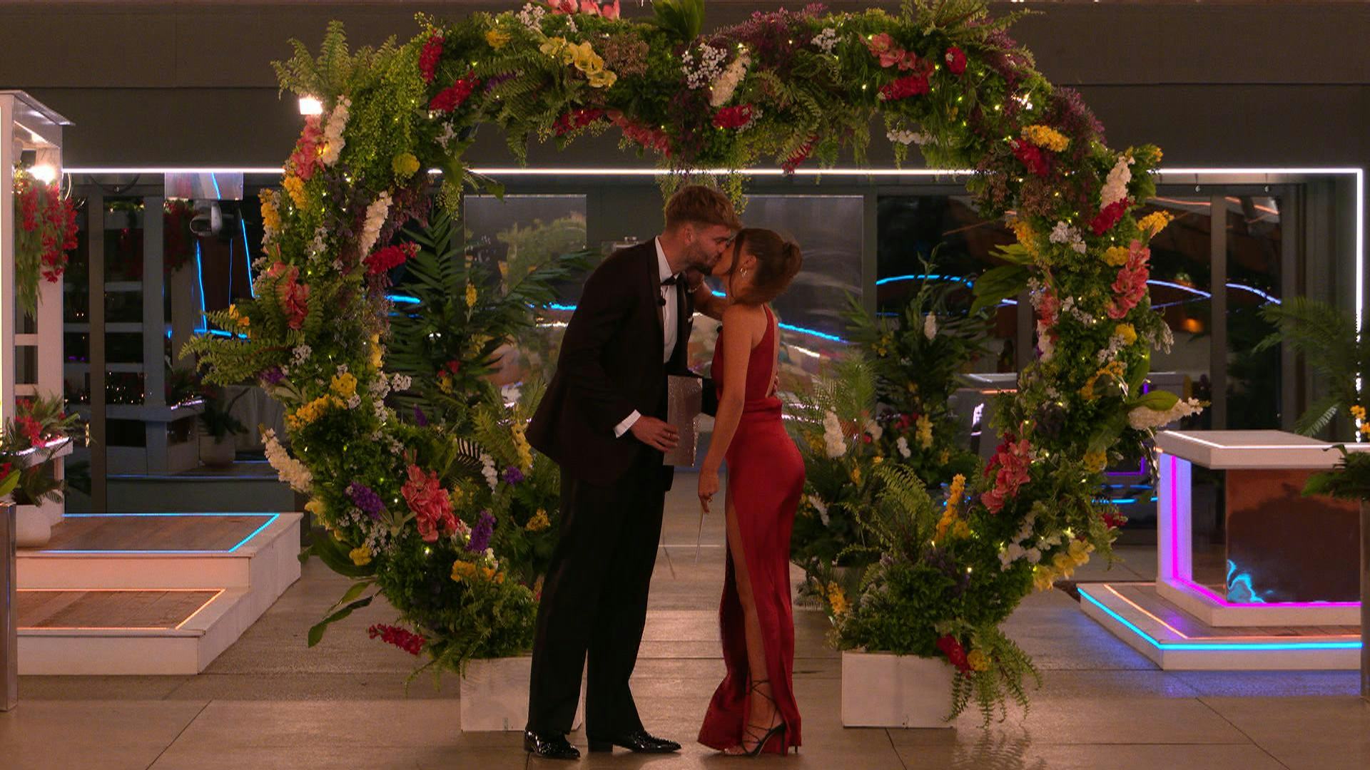 Tom and Samie in Winter &lsquo;Love Island&rsquo; 2023