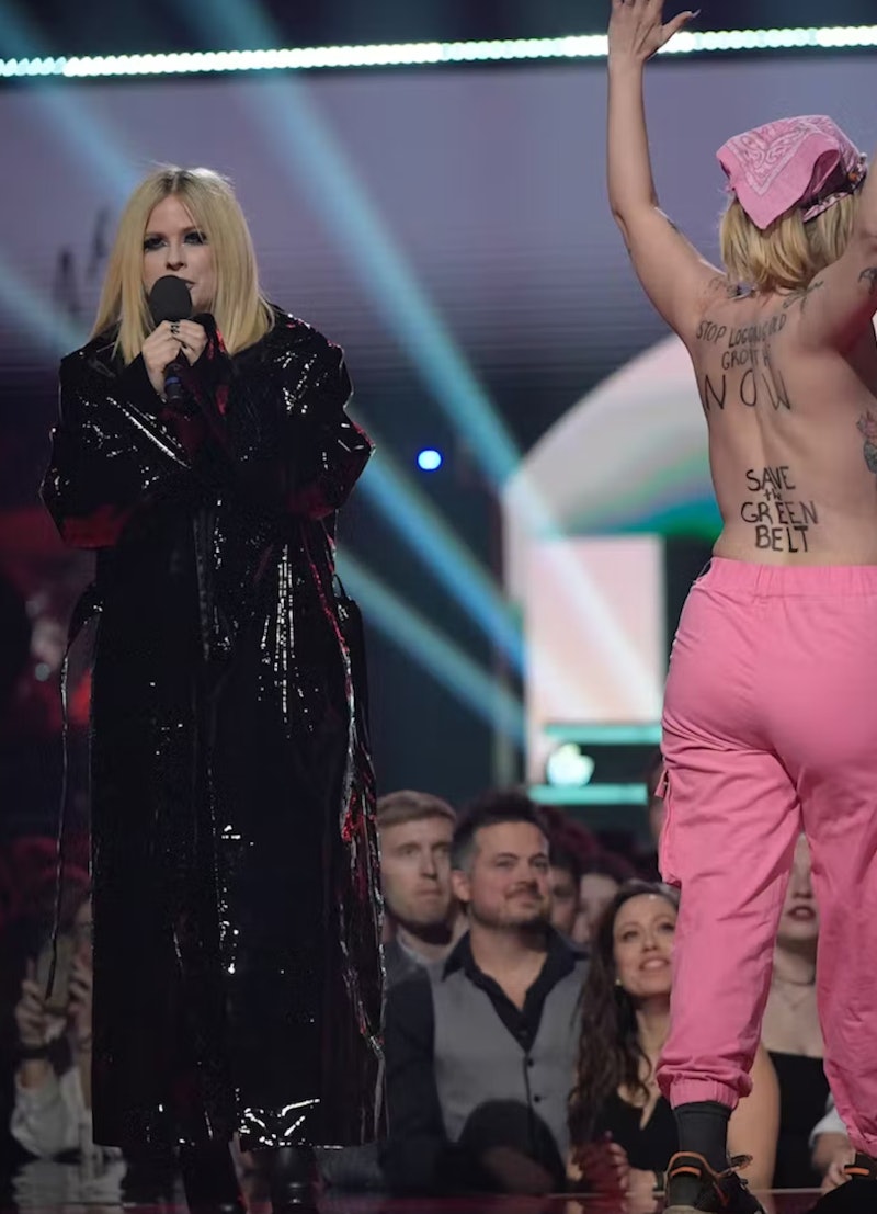 Avril Lavigne Confronts Topless Stage Invader At The Juno Awards 2023 