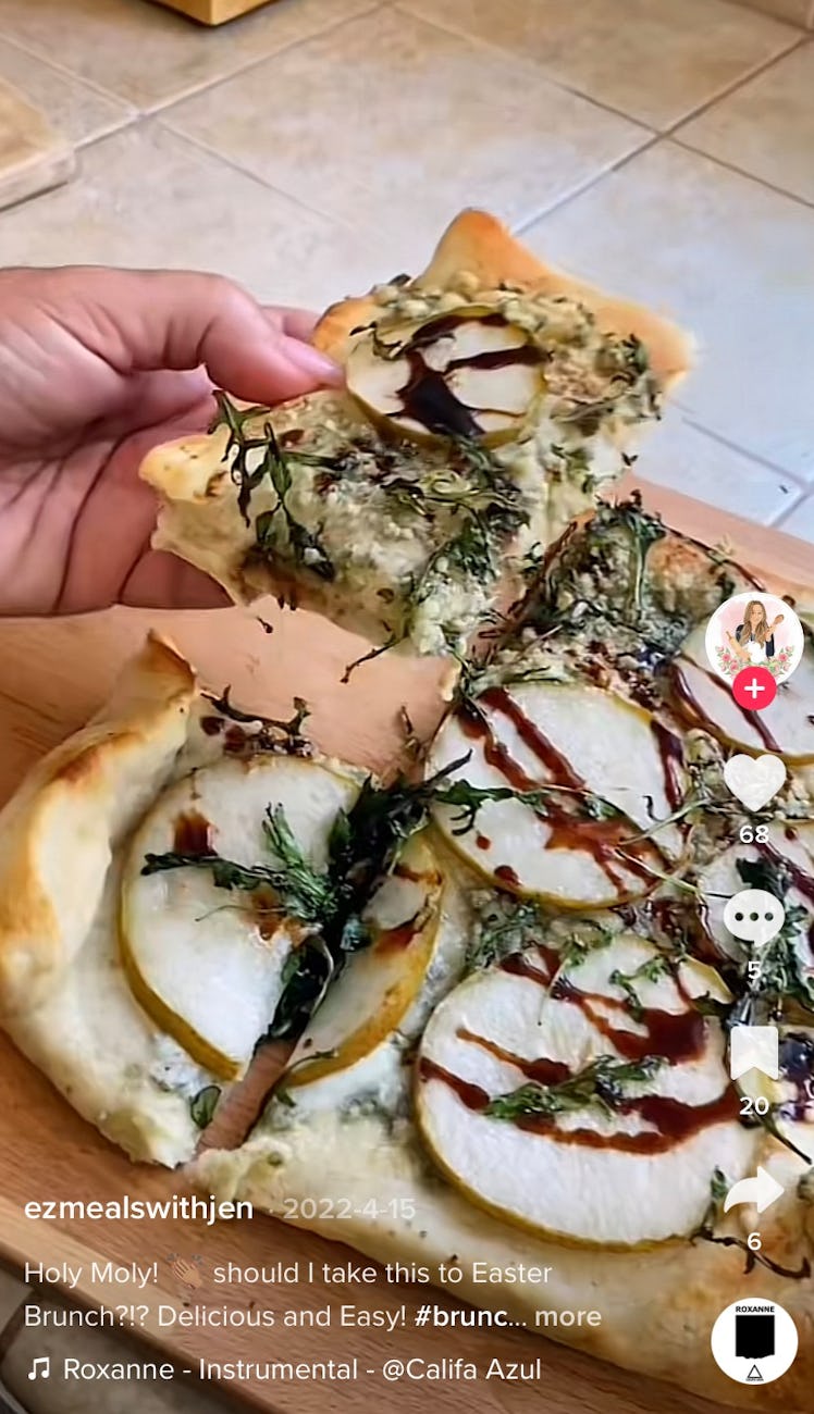 A TikToker makes pear and gorgonzola flatbread for an easy lunch recipe to make at home on TikTok.