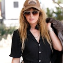 Natasha Lyonne wears a trucker hat and sunglasses in Poker Face Episode 2