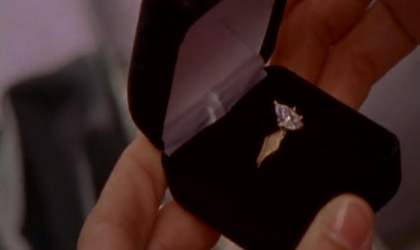 Aidan's engagement ring for Carrie: the pear-shaped diamond with a gold band she disliked so much.