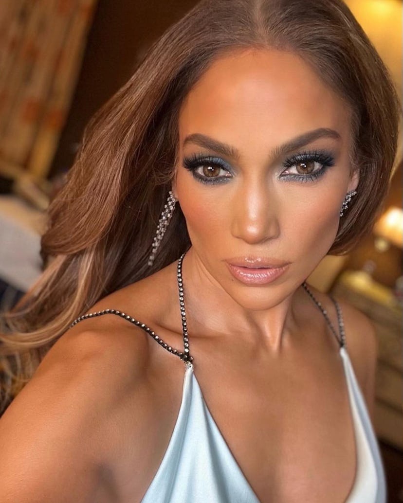 Jennifer Lopez dark blue eyeshadow