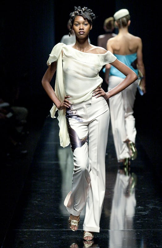 Jessica White walks the runway during the Chloe by Stella McCartney Spring/Summer 2001 fashion show