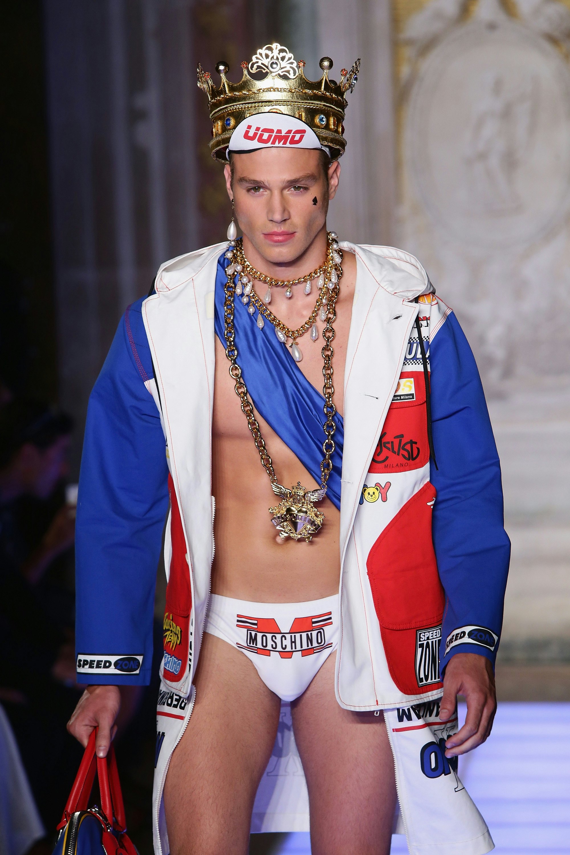 Moschino model discount salary