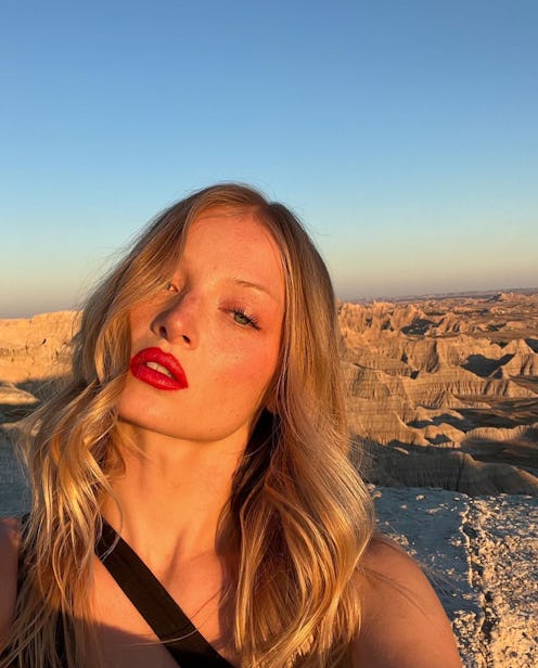 monochromatic makeup is trending for spring 2023