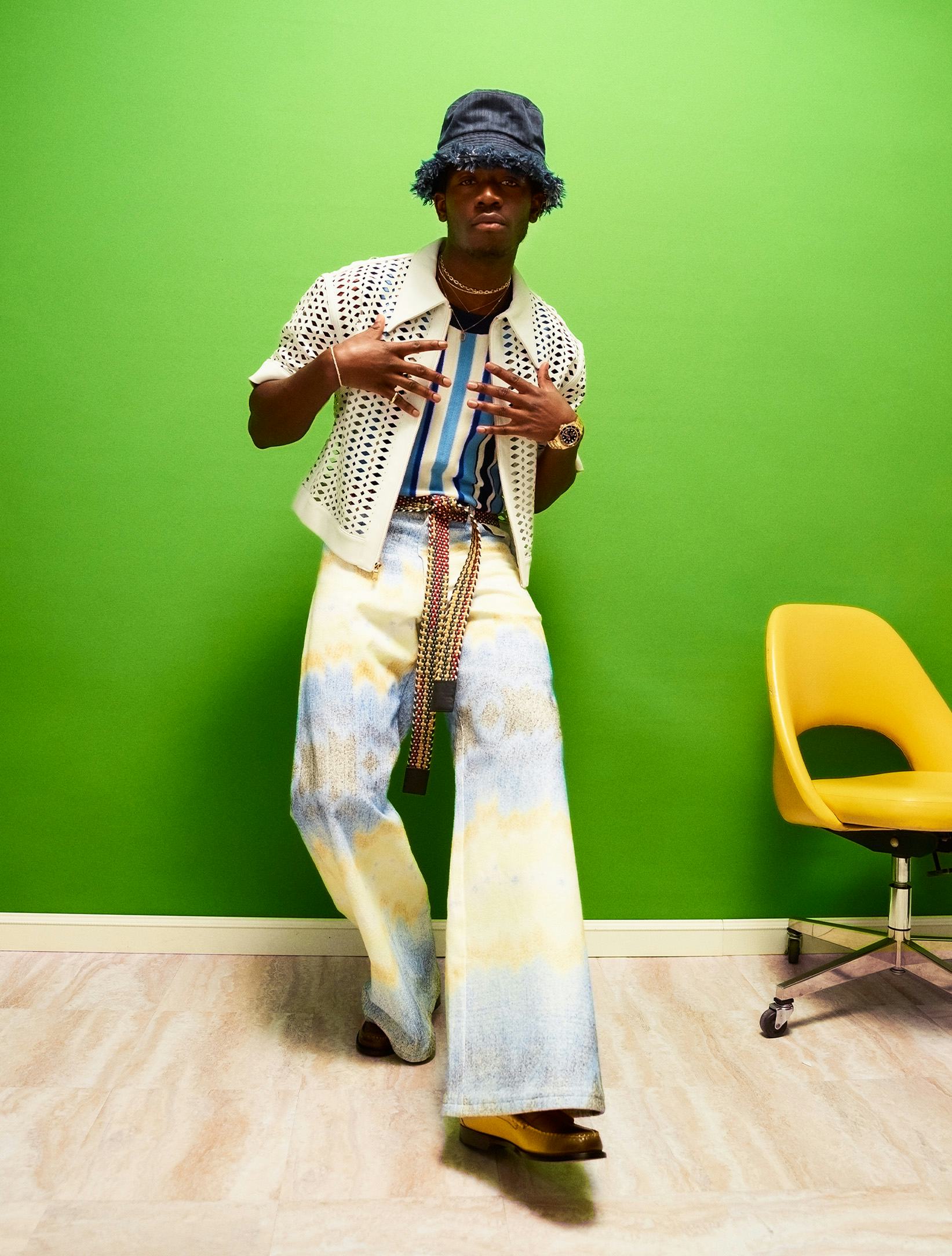 Snowfall star Damson Idris wears a bucket hat