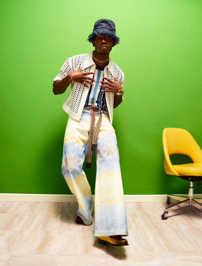 Snowfall star Damson Idris wears a bucket hat