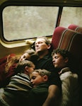 父亲和四个孩子睡在火车车厢里