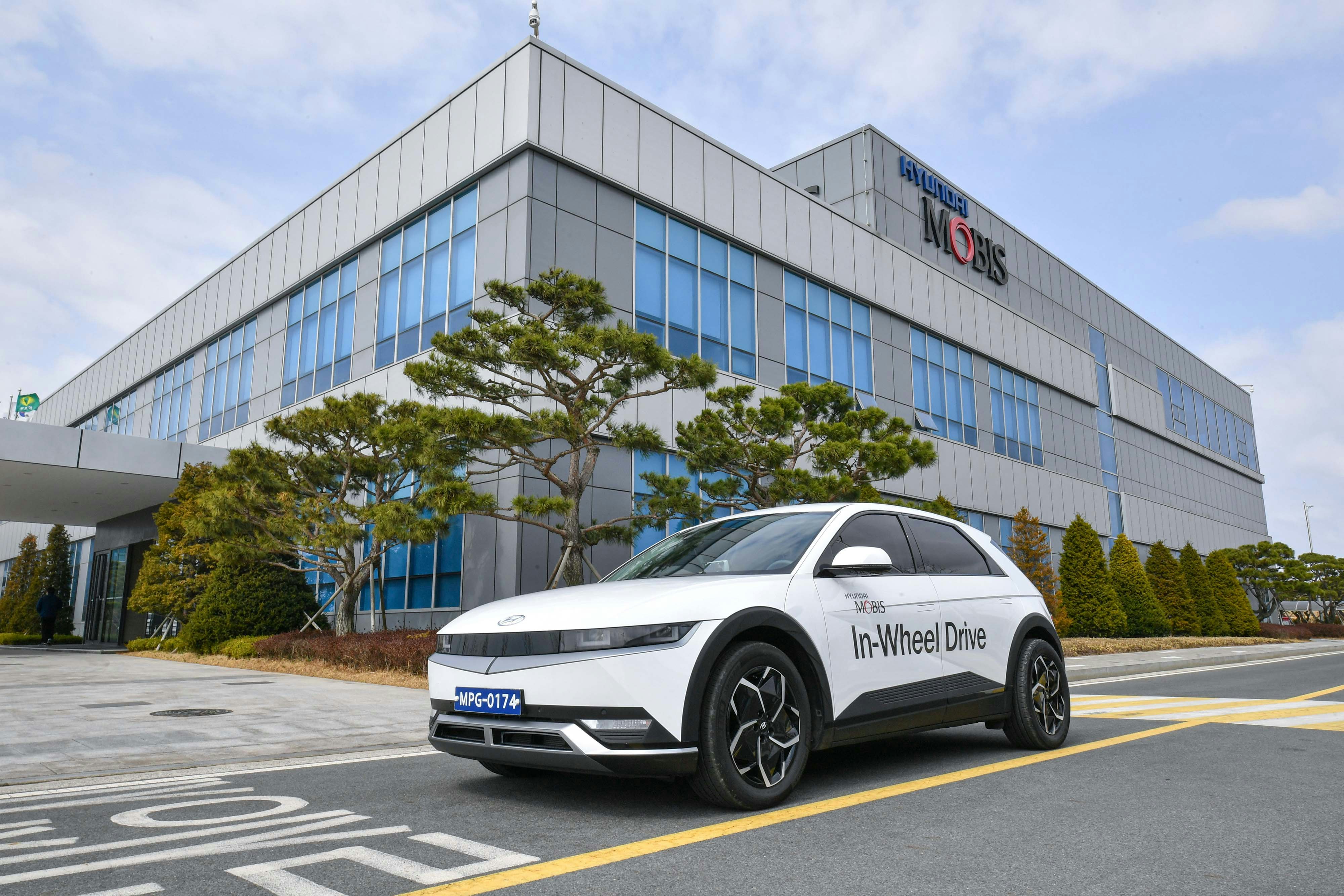 Hyundai's new car makes parallel parking a breeze
