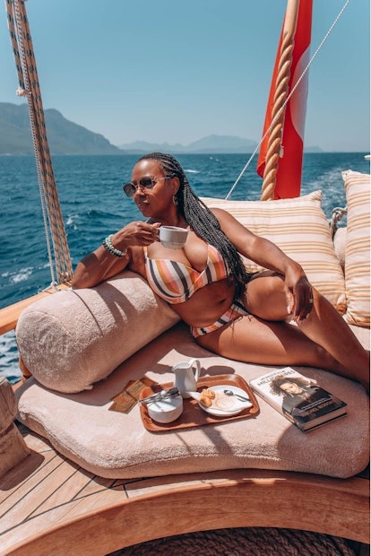 Travel influencer Tomiko Harvey shares the best beach vacation hairstyles for Black women with natur...