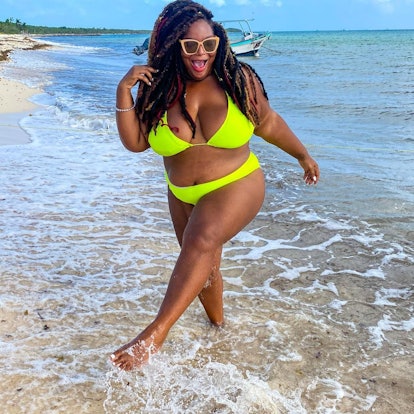 Plus size fashion & travel influencer Annette shares the best beach vacation hairstyles for Black wo...
