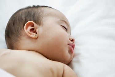 一个穿耳洞的婴儿。