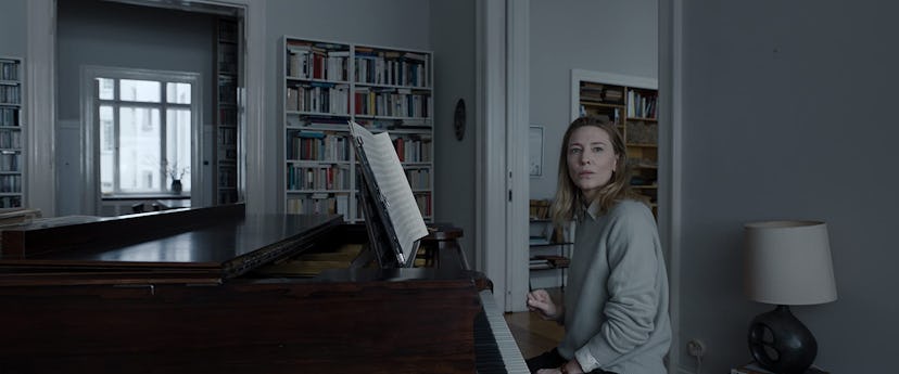 Lydia Tár (Cate Blanchett) plays the piano in the movie Tár (2022).