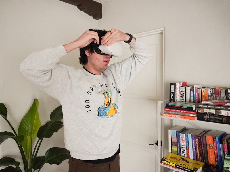 Ian Carlos Campbell wearing the Razer Facial Interface with the Meta Quest 2 VR headset.