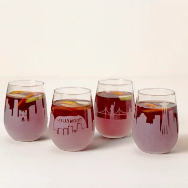 These etched skyline wine glasses are great for when you're missing your hometown and feeling homesi...
