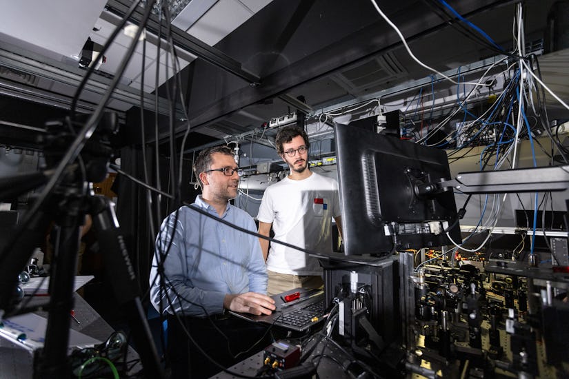 Os cientistas realizando sua própria interpretação do experimento de fenda dupla.