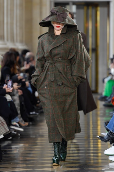 Vivienne Westwood Fall Winter 2023 Collection at PFW, Photos – Footwear News