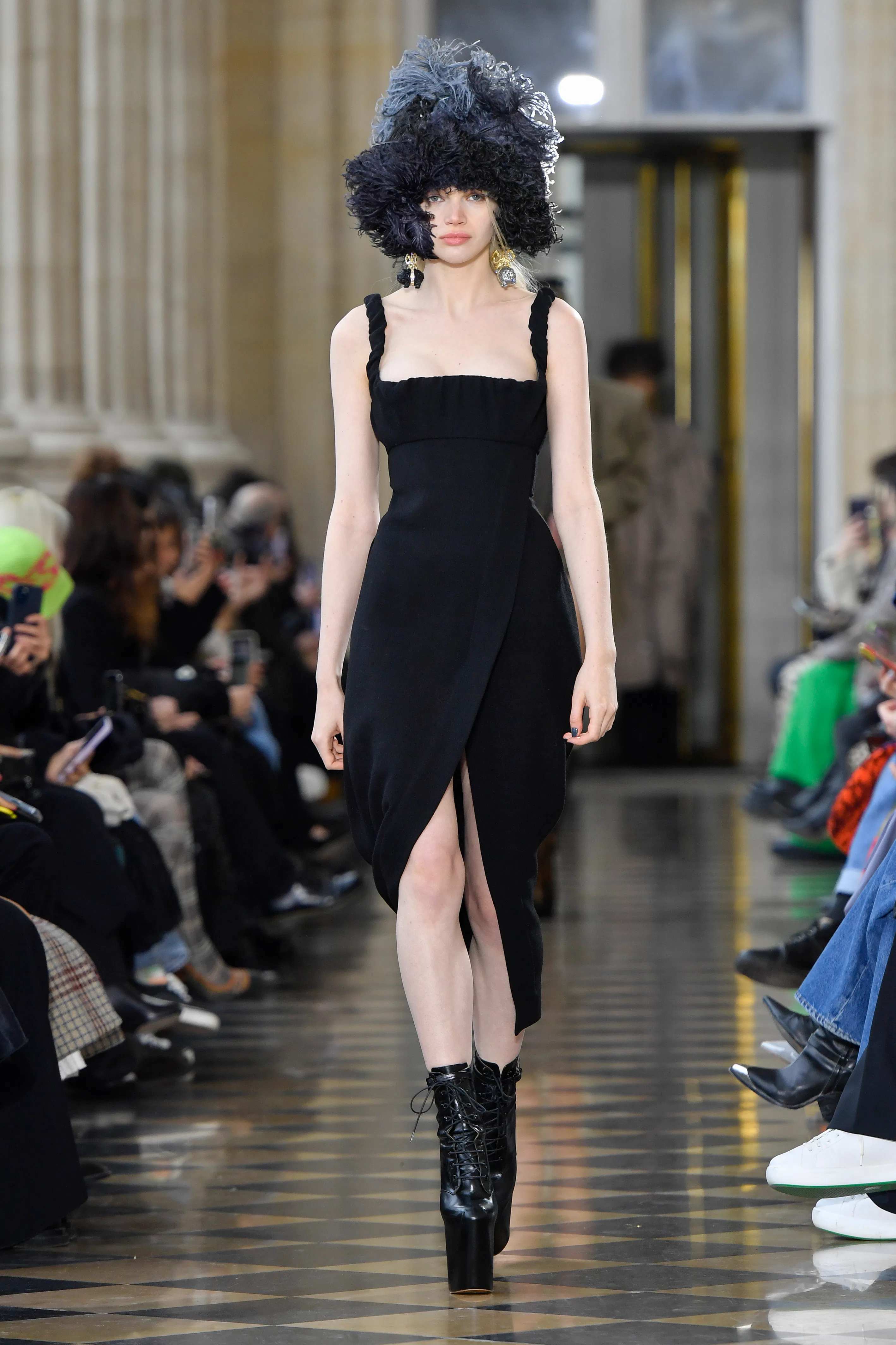 Vivienne Westwood Fall 2023 Paris Fashion Week: A Tribute to  display picture 1