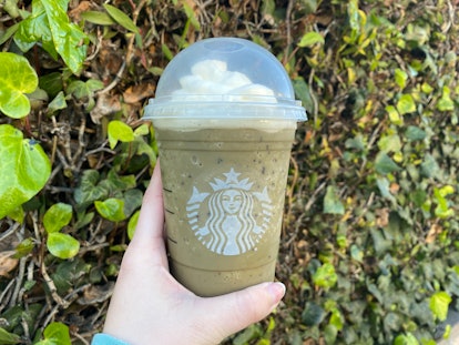 I tried a Thin Mint Starbucks drink from the secret menu inspired by Girl Scout Cookie Thin Mints. 
