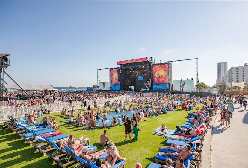 Hangout Music Festival pool crowd view