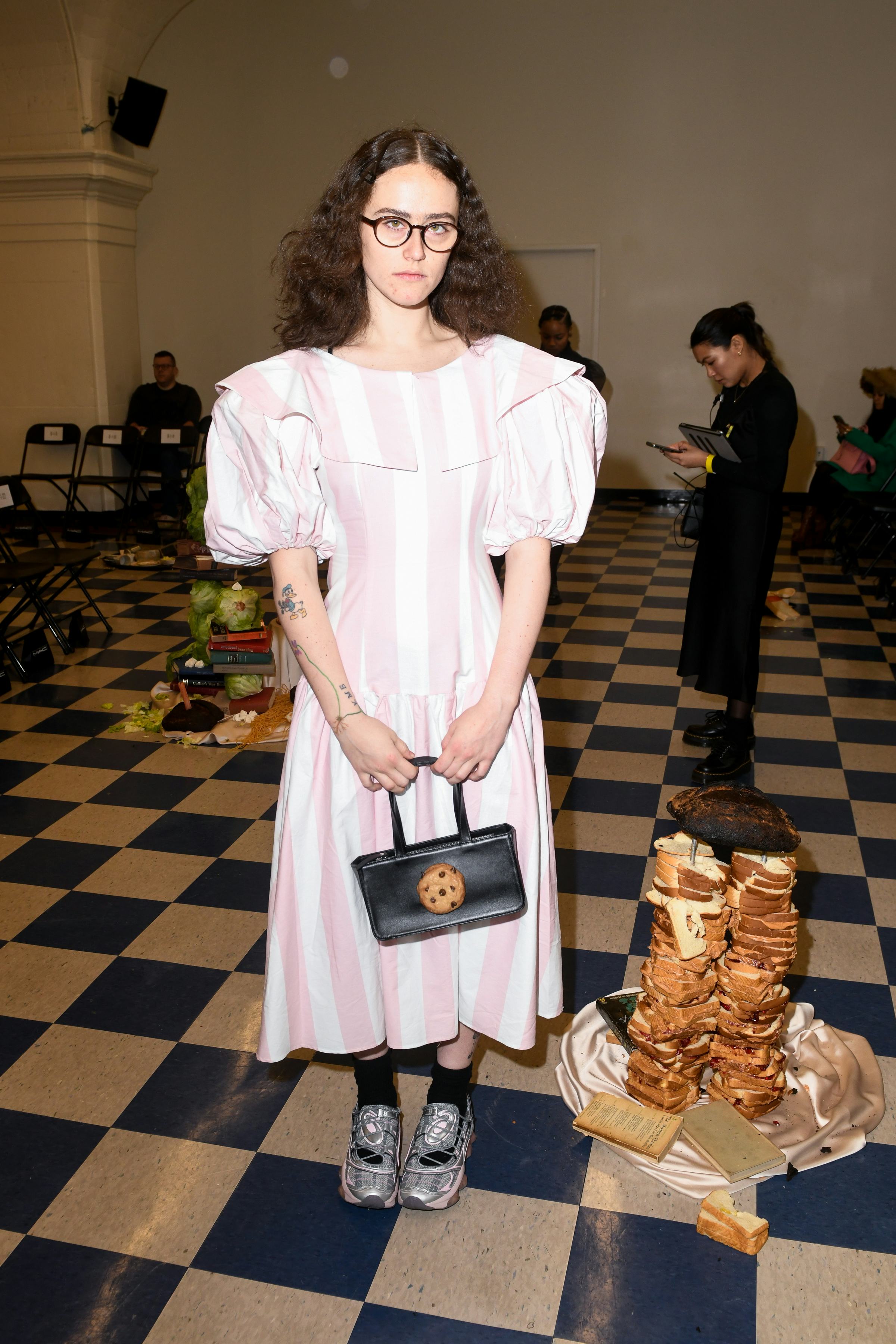PUPPETS AND PUPPETS クッキーショルダーバッグ　S The Puppets and Puppets Cookie Bag Is Taking Over Instagram