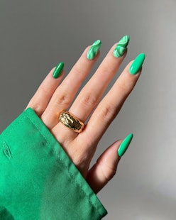 Green nails and green nail art.
