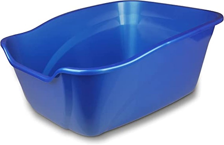 This cat litter pan has extra high sides to prevent spraying and litter scatter.