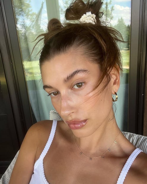 Hailey Bieber's Coachella 2023 manicure involves neon green, glow-in-the-dark nail polish with gold ...