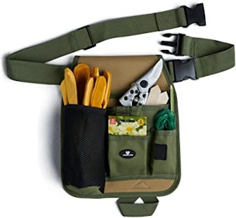 Keep your garden tools accessible and organized with this garden tool belt.