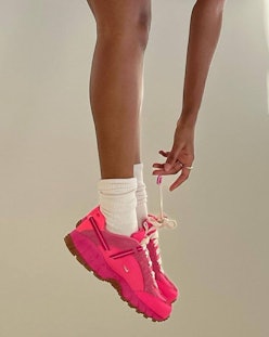 Gigi Hadid, Reebok Sneakers, White Sneakers, White Prada Shoulder Bag, Gigi  Hadid White Sneakers Street Style 2022, Image#0