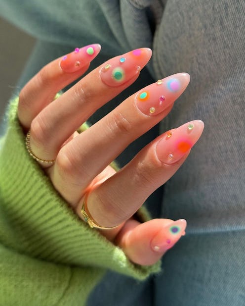 Julie Kandalec tells Bustle how to do aura nails, the airbrushed manicure trend beloved by celebriti...