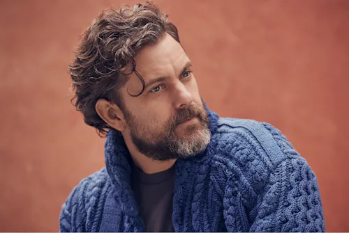 Nașterea Acasă, The Mighty Ducks și Viața de Tată. Descoperă cum s-a transformat actorul emblematic din Dawson’s Creek prin paternitate și roluri noi pline de provocări.