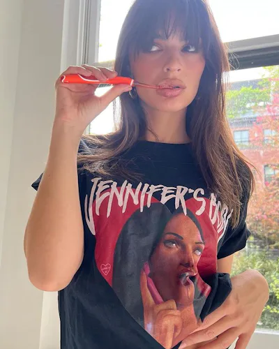 Emily Ratajkowski's Long Layers Haircut Proves There's Power In Tiny Tweaks