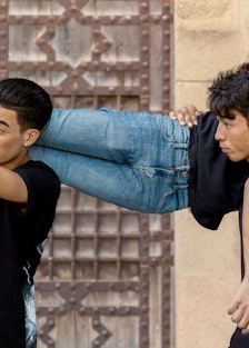 Bilal’s body is carried by his friends after a fainting episode. Photograph from Felipe Romero Beltr...