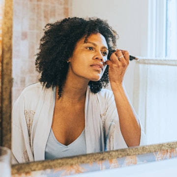 A woman fills in her eyebrows