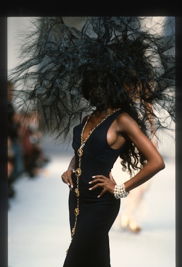 یک مدل در طول نمایش مد لباس Chanel به عنوان بخشی از هفته مد پاریس بهار/S...