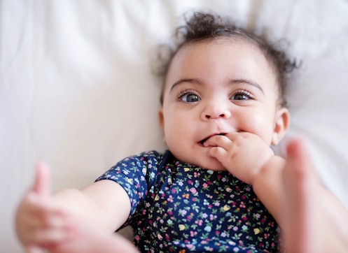 一个嘴里含着手指的婴儿。