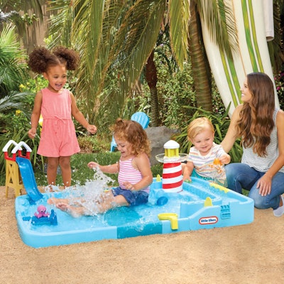 Water table and splash pad, one of the hottest toys of spring
