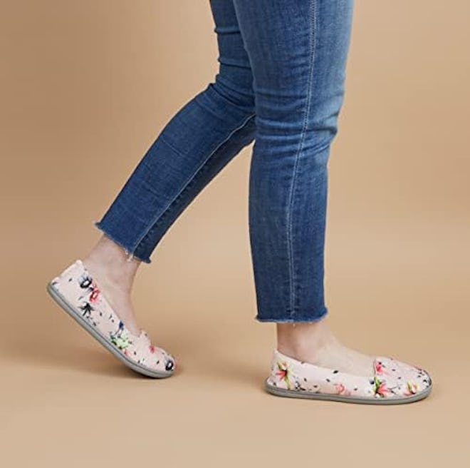 Dearfoams Lightweight Memory Foam Slippers