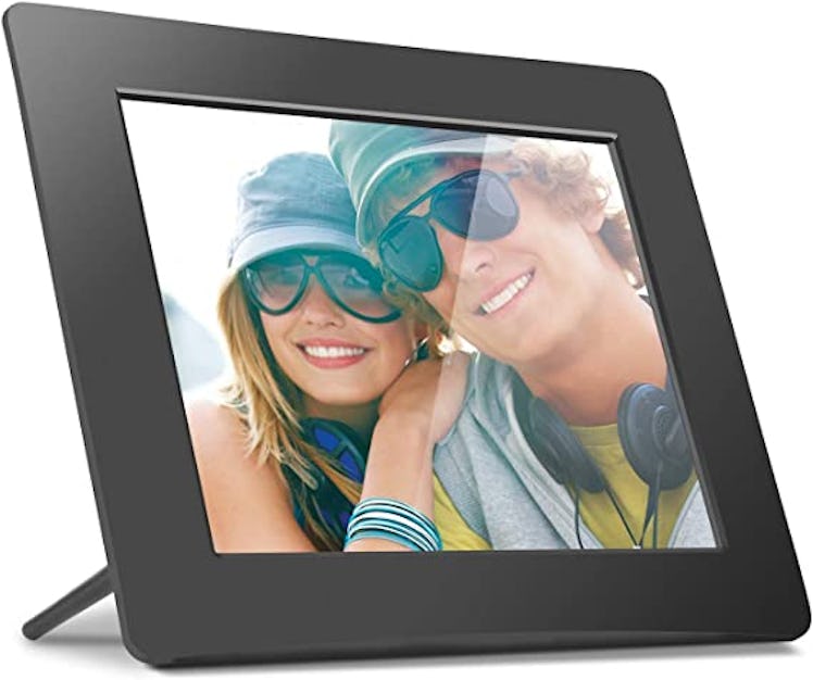 If you're looking for cheap yet popular home decor on Amazon, consider this digital photo frame to d...