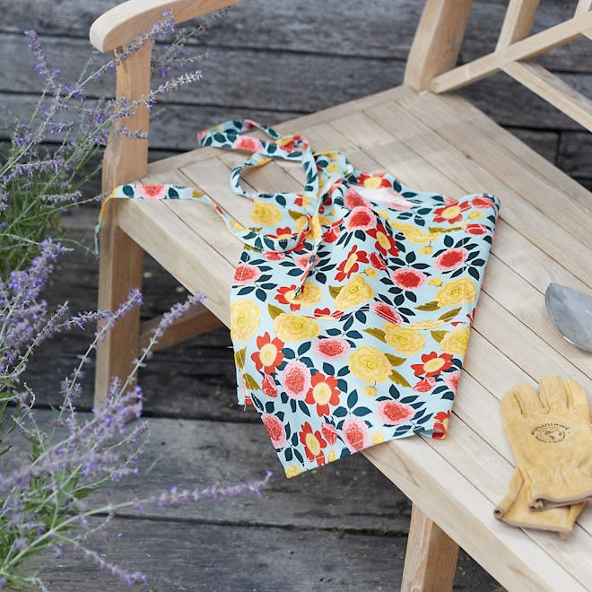 Mother's Day gifts for grandma who loves to garden: a half apron with pockets for gardening