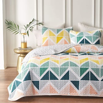 UOZZI BEDDING 3 Piece Reversible Quilt Set