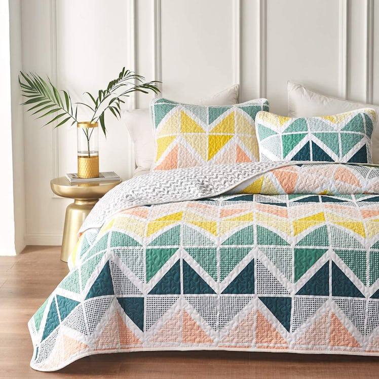 UOZZI BEDDING 3 Piece Reversible Quilt Set