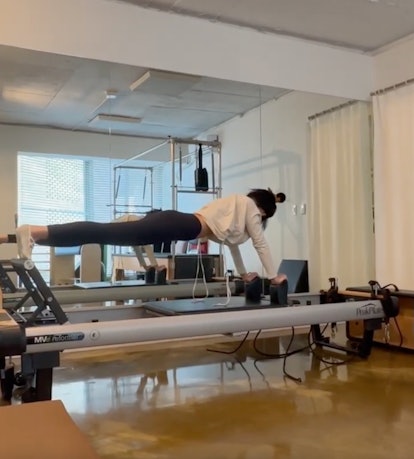 Jennie from BLACKPINK does a plank during her workout routine. 